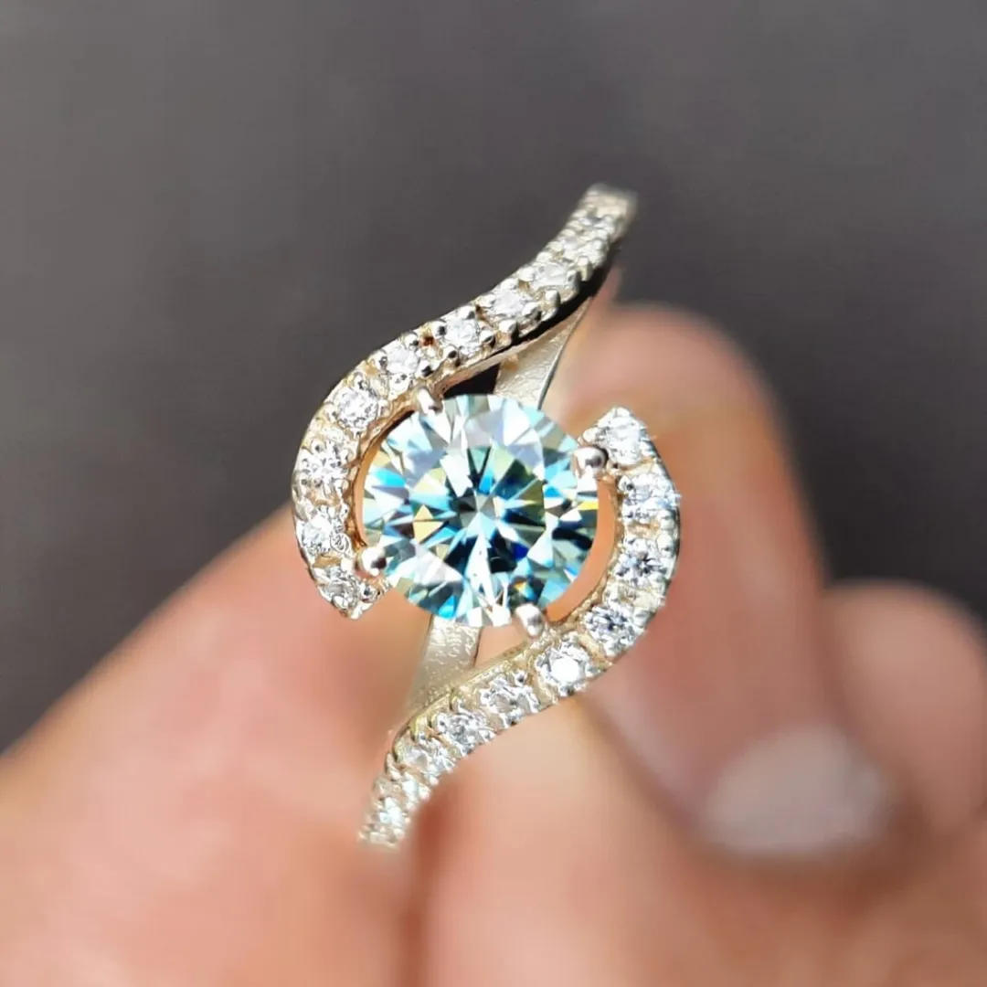 /public/photos/live/Round Cut Blue Moissanite Half Bezel Bypass Ring 618 (2).webp